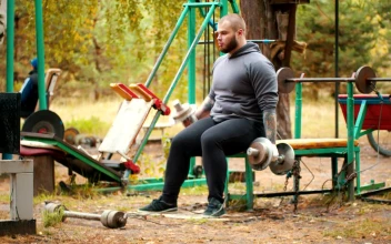 Stock Video Body Builder Training In An Outdoor Gym For PC