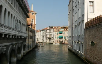Stock Video Boats Sailing In Venice Canals Static High Shot For PC