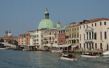 Stock Video Boats Sailing In Venice Canals For PC