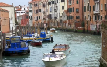 Stock Video Boats Heading Through Venice For PC