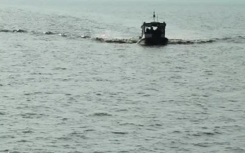 Stock Video Boat Heading Towards The Shore For PC