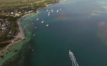 Stock Video Boat Heading To A Ramp For PC