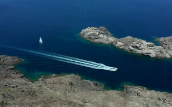 Stock Video Boat Heading Into A Cove For PC