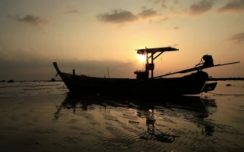 Stock Video Boat Blocking The Sunset In Thailand For PC