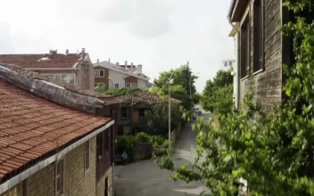 Stock Video Between Town Buildings For PC