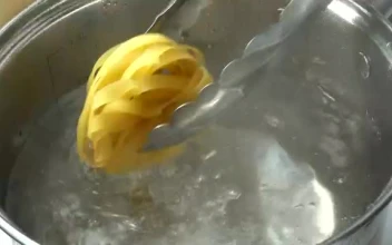 Stock Video Mixkit Boiling Pasta In A Large Pan  Smal For PC