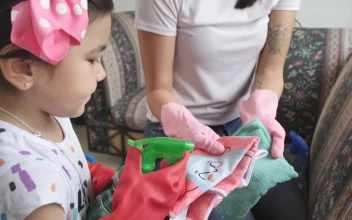 Video Stock Cleaning The Room Together Between Mother And Daughter For PC