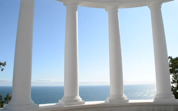 Video Stock Clean White Columns Against The Ocean For PC