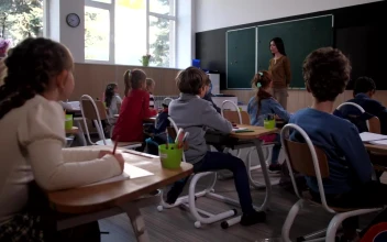 Video Stock Classroom With Children Raising Their Hands For PC