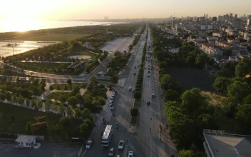 Video Stock City Traffic In An Large Avenue Near The Beach For PC