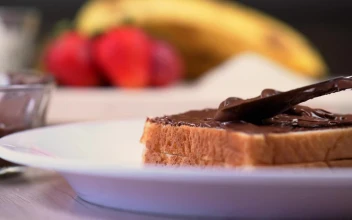Video Stock Chocolate Or Hazelnut Cream On White Bread For PC