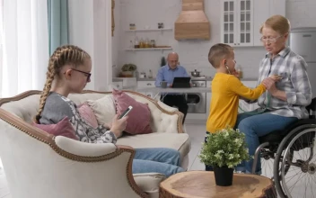 Video Stock Children Spending Time At Their Grandparents Home For PC