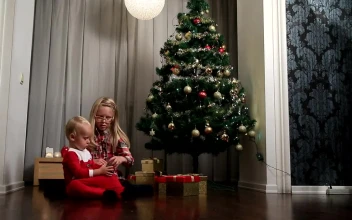 Video Stock Children Opening Gifts On Christmas Morning For PC