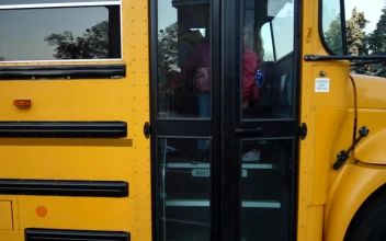 Video Stock Children Getting Off A Yellow School Bus For PC
