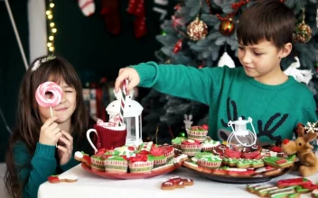 Video Stock Children Celebrating Christmas With Candies For PC
