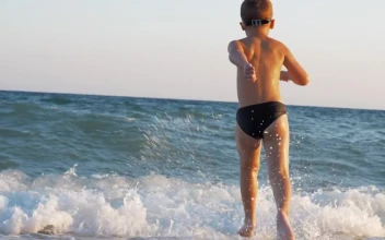 Video Stock Child Running Into The Sea For PC