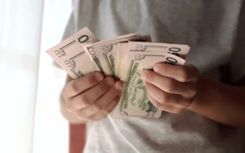 Video Stock Child Hands Counting Cash For PC