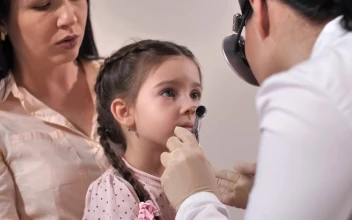 Video Stock Child Crying During A Visit To The Doctor For PC