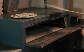 Video Stock Chef Puts The Pizza In The Oven For PC