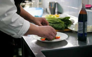 Video Stock Chef Preparing Salad In The Restaurant Kitchen For PC
