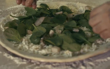 Video Stock Chef Preparing A Vegetarian Pizza For PC