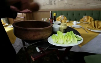Video Stock Chef Preparing A Salad In A Restaurant For PC