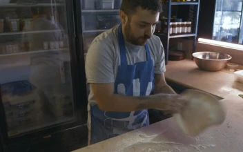 Video Stock Chef Preparing A Pizza For PC