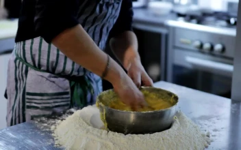 Video Stock Chef Preparing A Cake In A Restaurant Kitchen For PC
