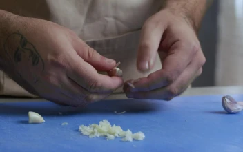 Video Stock Chef Peeling Garlic For PC