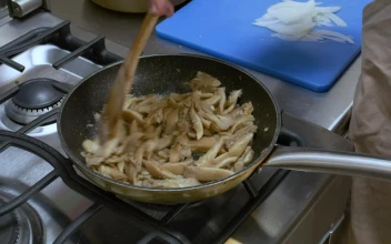 Video Stock Chef Frying Mushrooms For PC