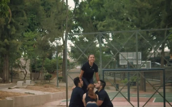 Video Stock Cheerleaders Throwing A Girl Into The Air At A Workout For PC