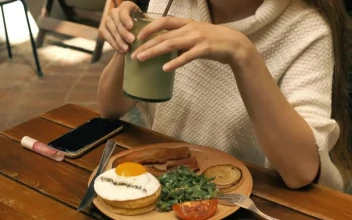 Video Stock Cheerful Girl Chatting With Another Person In A Restaurant For PC