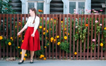 Video Stock Cheerful Girl Dancing In Front Of A Garden Fence For PC
