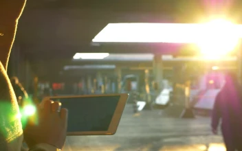 Video Stock Chatting While Waiting For A Train For PC