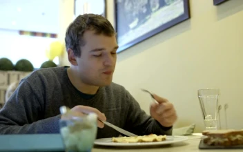 Video Stock Chatting Online In A Cafe For PC