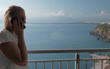 Video Stock Chatting On The Phone While On Vacation For PC