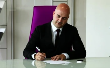 Video Stock Ceo Signing A Contract For PC