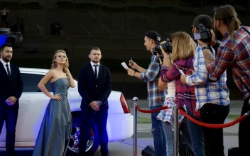 Video Stock Celebrity Woman Giving Autographs For PC