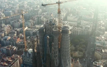 Video Stock Cathedral Under Repair With Cranes In Barcelona For PC