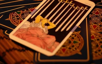 Video Stock Cartas Del Tarot Sobre Una Mesa Spinning Close Up For PC