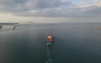Video Stock Cargo Ship Starting A Trip From The Port City For PC