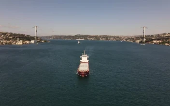 Video Stock Cargo Ship Leaving The Coast Of A City For PC