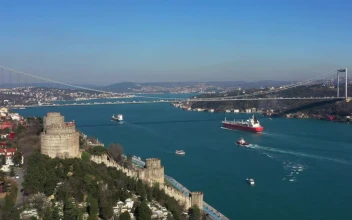 Video Stock Cargo Ship Heading To A City Port For PC