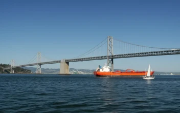 Video Stock Cargo Ship Crossing The Bridge For PC