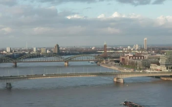 Video Stock Cargo Ship Crossing The City River For PC