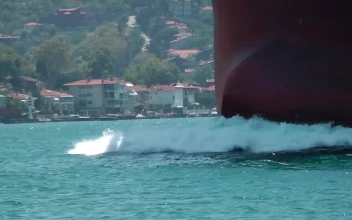 Video Stock Cargo Ship Breaking Through The Water While Sailing For PC