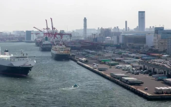 Video Stock Cargo Ship Arriving To Tokio Port For PC