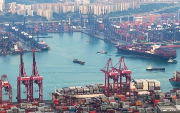 Video Stock Cargo Ship Arriving To Container Terminal For PC