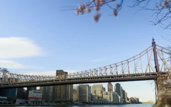 Video Stock Cargo Boat Heading Below A Bridge In Nyc For PC