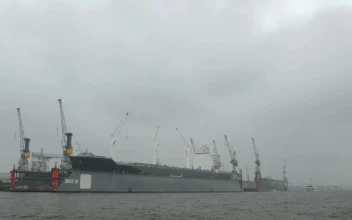 Video Stock Cargo Being Loaded Onto A Ship For PC